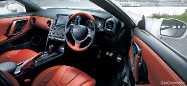 2013 NISSAN GT-R