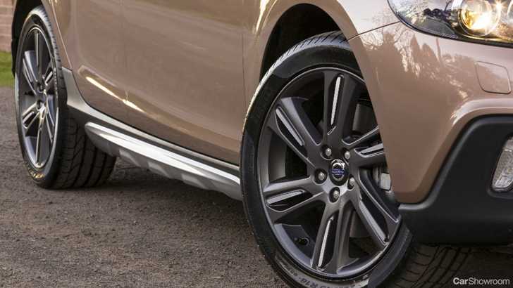 2013 VOLVO V40 5D HATCHBACK