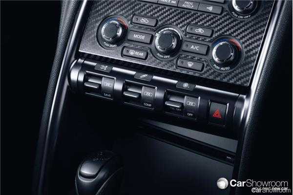 2011 NISSAN GT-R 2D COUPE PREMIUM