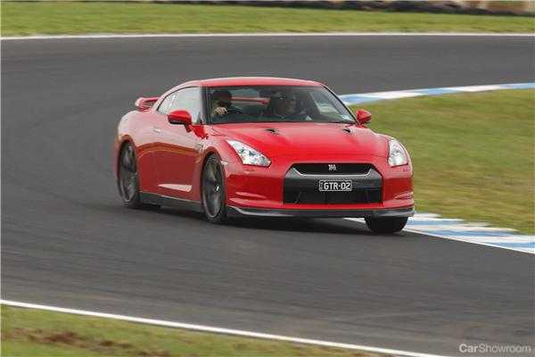 2010 NISSAN GT-R 2D COUPE