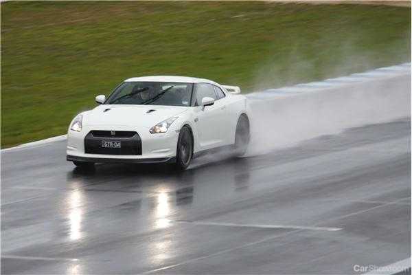 2010 NISSAN GT-R 2D COUPE