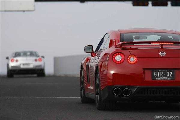 2010 NISSAN GT-R 2D COUPE