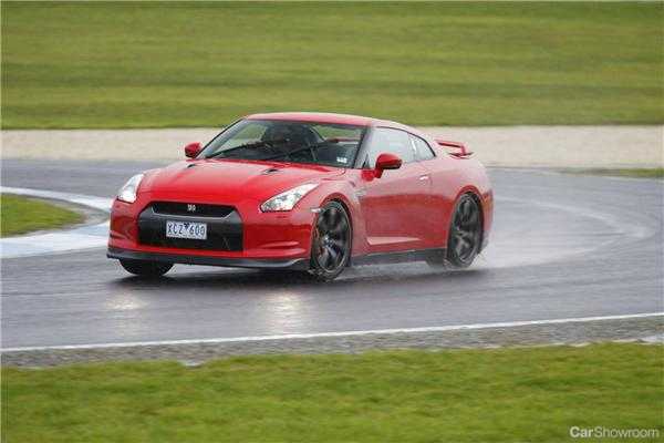 2010 NISSAN GT-R 2D COUPE