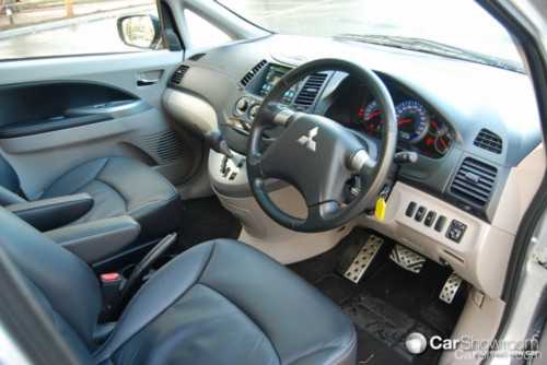 2009 MITSUBISHI GRANDIS