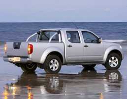 2011 NISSAN NAVARA