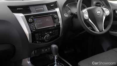 2015 NISSAN NAVARA