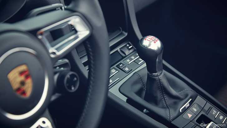 2019 Porsche 718 Boxster T & 718 Cayman T