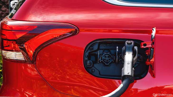 Mitsubishi Updates Outlander PHEV For 2020, Bigger Engine and Battery Capacity
